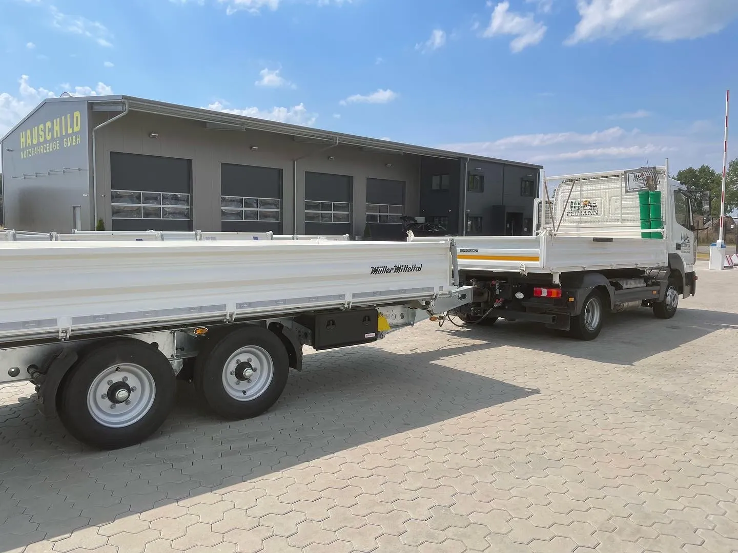 LKW mit Anhänger - Hauptbild